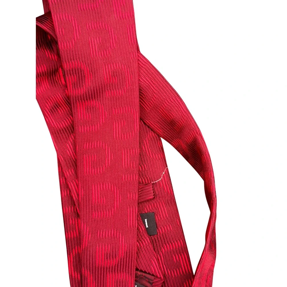 Gucci Silk Tie Mens Red Textured GG Monogram Logo Made in Italy Luxury Tie